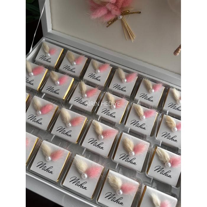 48 ad Kutuda Peri Bebekli Çiçekli İsimli Çikolata Kutusu