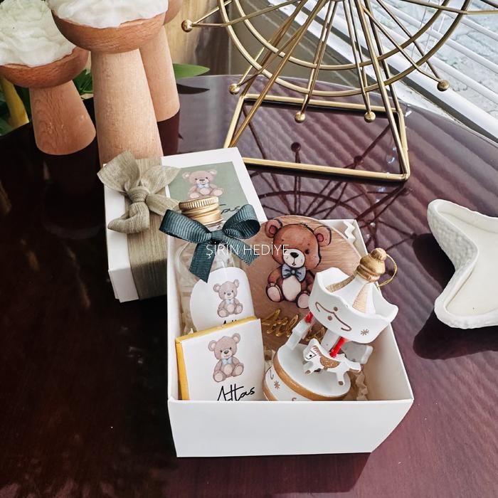 Ahşap Atlı Karınca Şişede Kolonya  İsme Özel Çikolata Pleksi Magnet Seti