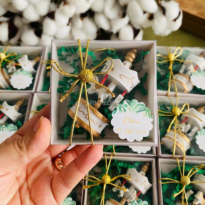 Beyaz Ahşap Atlı Karınca Bebek Doğum Günü Hediyelikleri