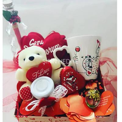 ÇAM ŞİŞEDE SEVGİLİYE ÖZEL AŞK DOLU HEDİYE SEPETİ