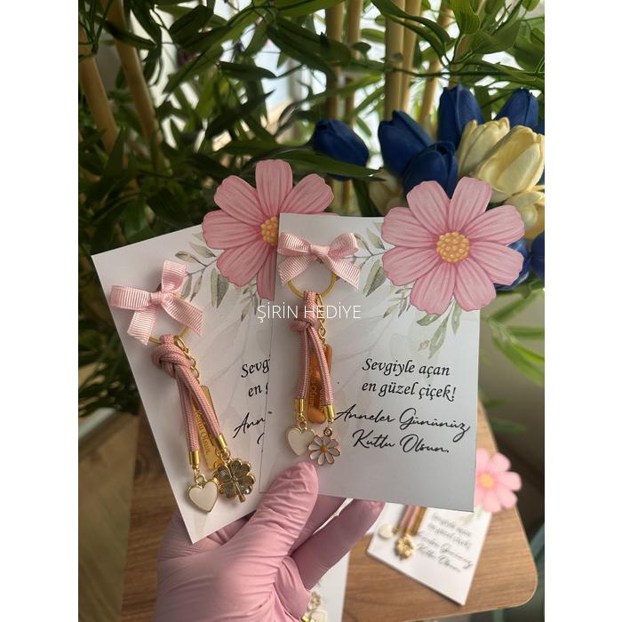 Çiçek Kart Tasarımlı Anneler Günü Özel Charm Anahtarlık 