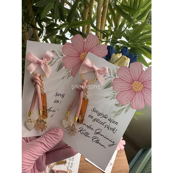 Çiçek Kart Tasarımlı Anneler Günü Özel Charm Anahtarlık 