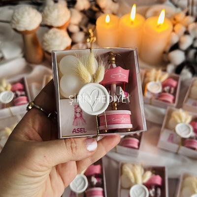 Çiçekli Tasarım Ahşap Dekoratif Atlı Karınca Mum İsimli Çikolata Hediye Kutusu