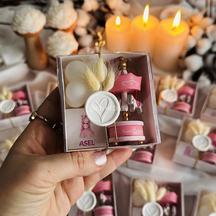 Çiçekli Tasarım Ahşap Dekoratif Atlı Karınca Mum İsimli Çikolata Hediye Kutusu