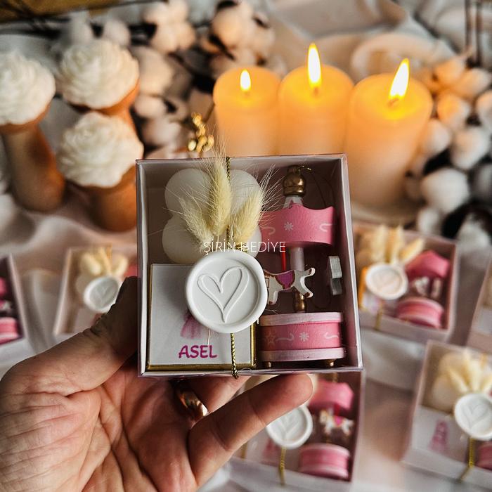 Çiçekli Tasarım Ahşap Dekoratif Atlı Karınca Mum İsimli Çikolata Hediye Kutusu