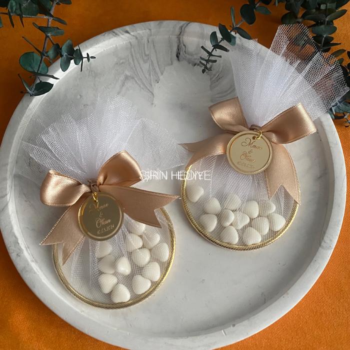 Gold Metal Halka Pleksi Üzerine Yazı Kalp Şekerli Dağıtmalık Hediyelik