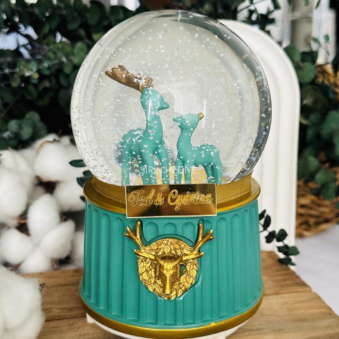 İsme Özel Geyik Işıklı Müzikli Püskürtmeli Kar Küresi Büyük Boy