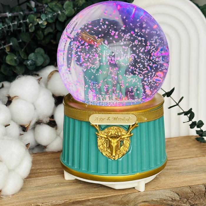 İsme Özel Geyik Işıklı Müzikli Püskürtmeli Kar Küresi Büyük Boy