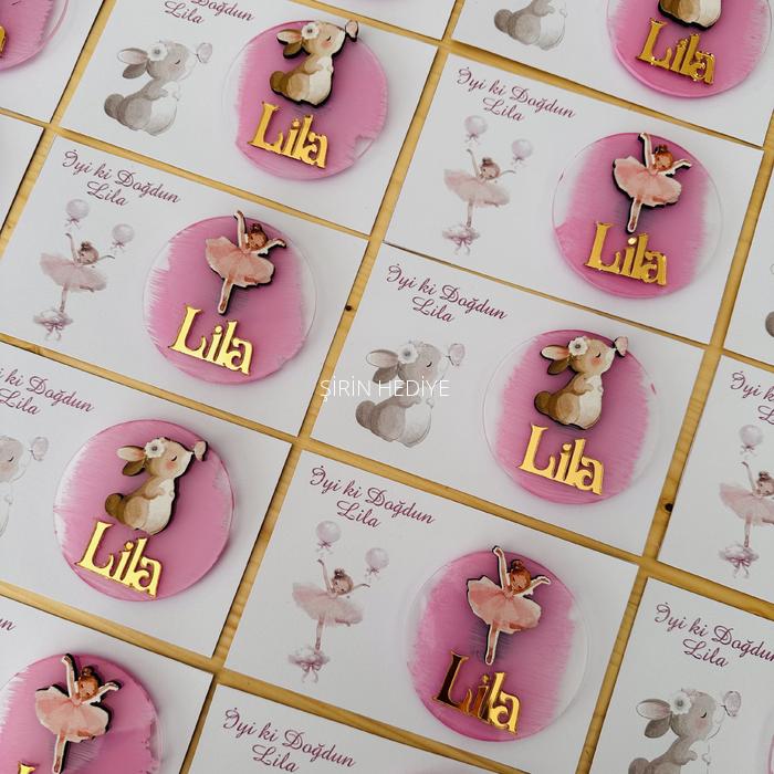 Kart Tasarımlı Pleksi İsim Yazılı Ahşap Figürlü Magnet 