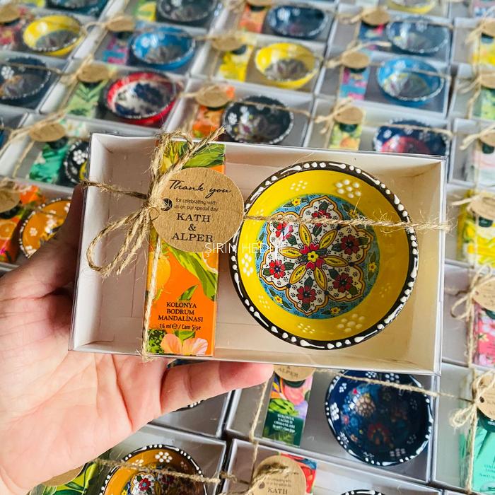 Kutuda Kolonya ve El Yapımı Seramik Çini Kase Hediyelikleri