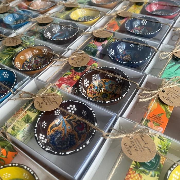 Kutuda Kolonya ve El Yapımı Seramik Çini Kase Hediyelikleri