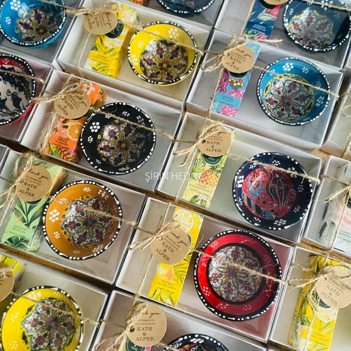 Kutuda Kolonya ve El Yapımı Seramik Çini Kase Hediyelikleri