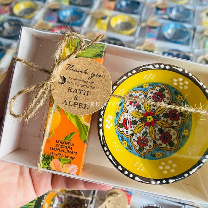 Kutuda Kolonya ve El Yapımı Seramik Çini Kase Hediyelikleri