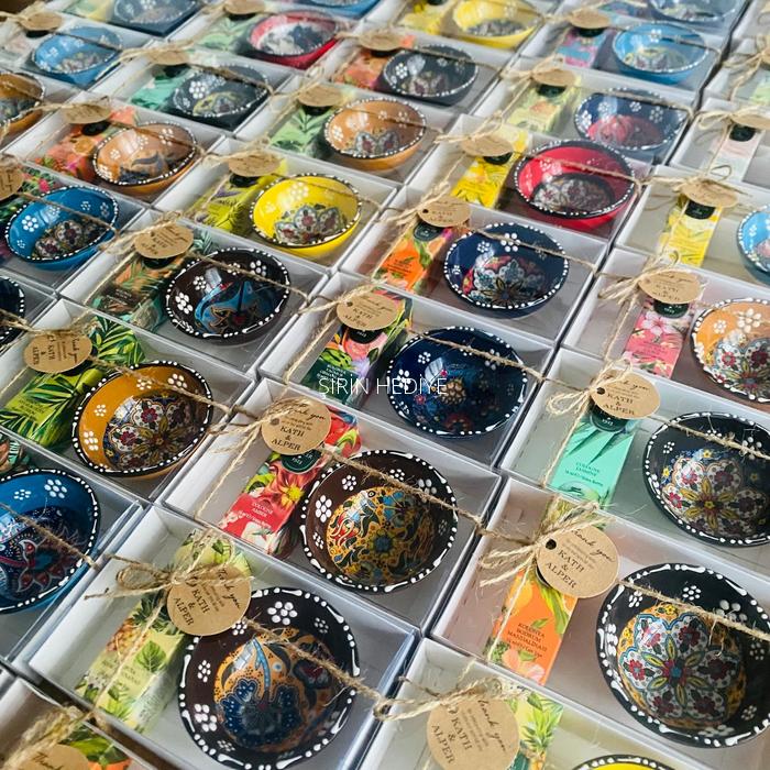 Kutuda Kolonya ve El Yapımı Seramik Çini Kase Hediyelikleri