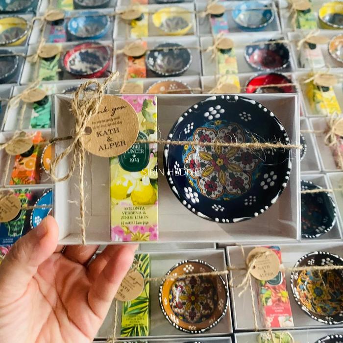 Kutuda Kolonya ve El Yapımı Seramik Çini Kase Hediyelikleri