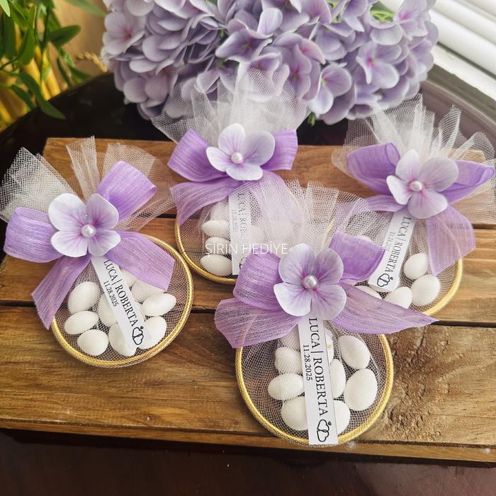 Metal Halka İçinde Çiçekli Badem Şekeri Hediyesi