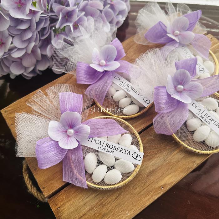 Metal Halka İçinde Çiçekli Badem Şekeri Hediyesi