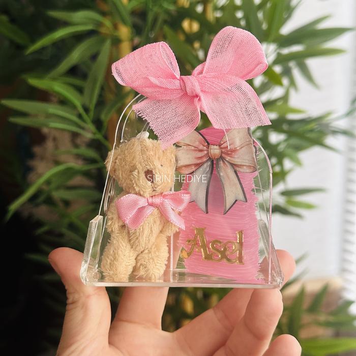 Mika Çanta İçinde Peluş Ayı Anahtarlık ve İsme Özel Pleksi Yazılı Magnet