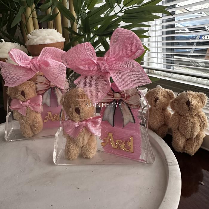 Mika Çanta İçinde Peluş Ayı Anahtarlık ve İsme Özel Pleksi Yazılı Magnet