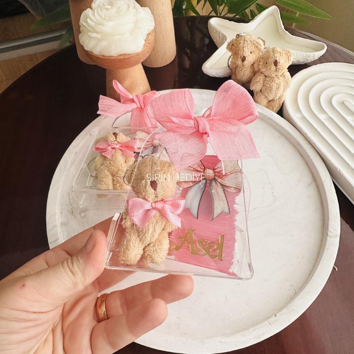 Mika Çanta İçinde Peluş Ayı Anahtarlık ve İsme Özel Pleksi Yazılı Magnet