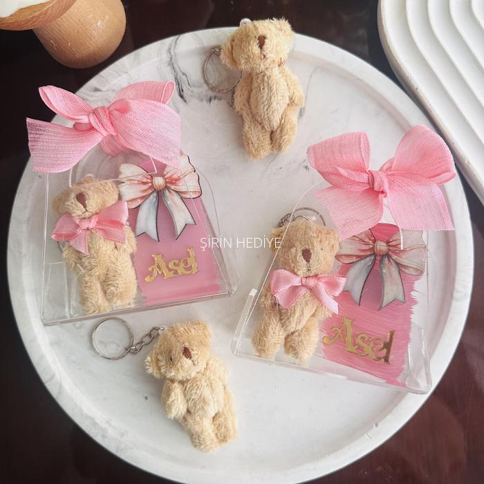 Mika Çanta İçinde Peluş Ayı Anahtarlık ve İsme Özel Pleksi Yazılı Magnet