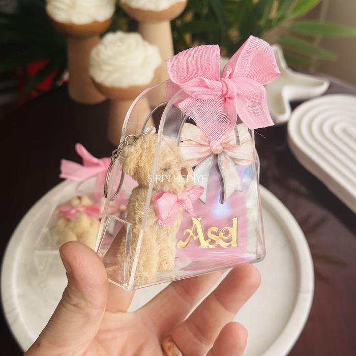 Mika Çanta İçinde Peluş Ayı Anahtarlık ve İsme Özel Pleksi Yazılı Magnet