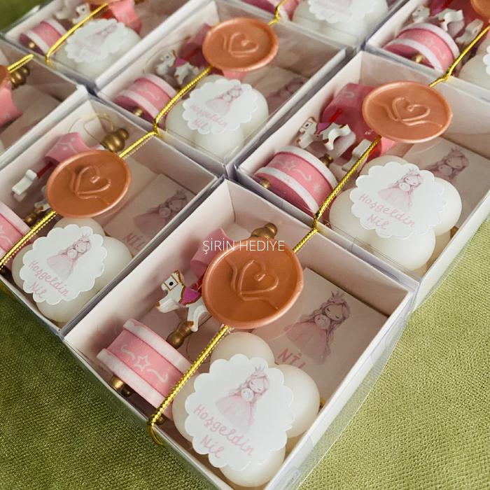 Pembe Atlı Karınca Küçük Kız Etiketli Mum Çikolata Doğum Günü Hediyesi