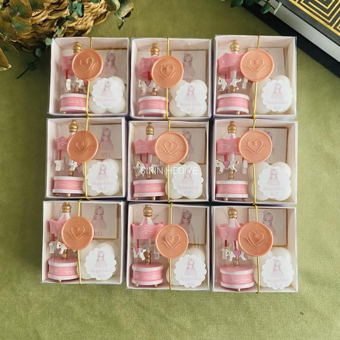 Pembe Atlı Karınca Küçük Kız Etiketli Mum Çikolata Doğum Günü Hediyesi