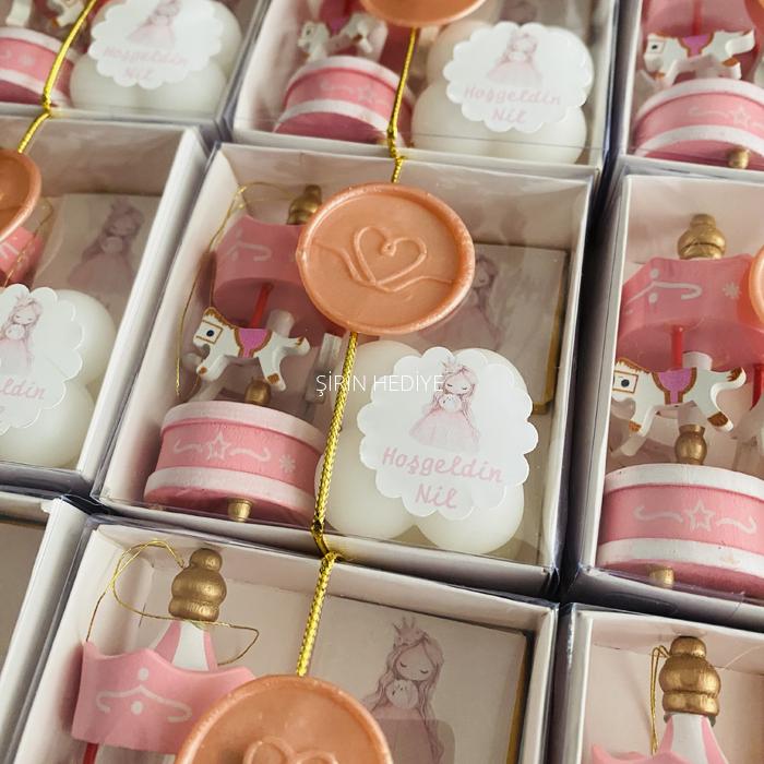 Pembe Atlı Karınca Küçük Kız Etiketli Mum Çikolata Doğum Günü Hediyesi