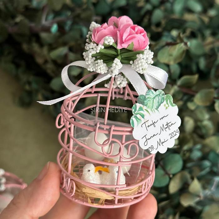 Pembe Kafes İçinde Kuşlar ve Badem Şekeri