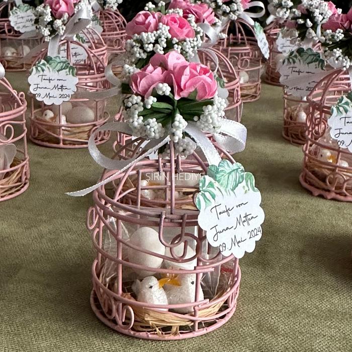 Pembe Kafes İçinde Kuşlar ve Badem Şekeri