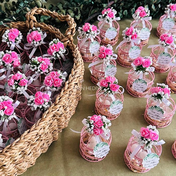 Pembe Kafes İçinde Kuşlar ve Badem Şekeri