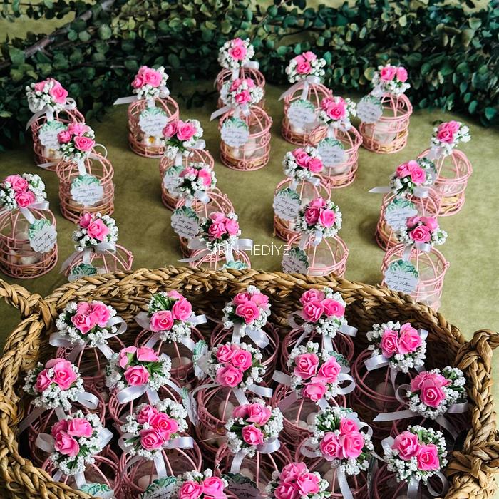 Pembe Kafes İçinde Kuşlar ve Badem Şekeri