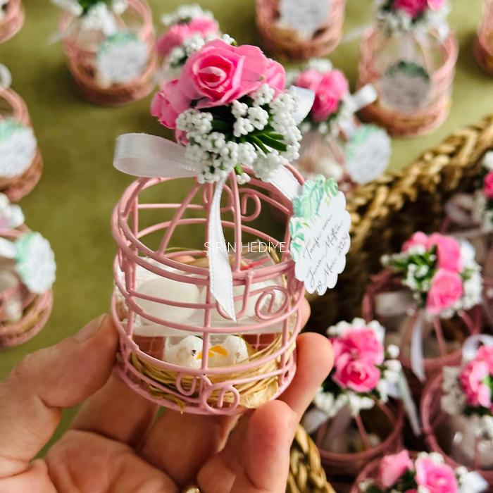 Pembe Kafes İçinde Kuşlar ve Badem Şekeri
