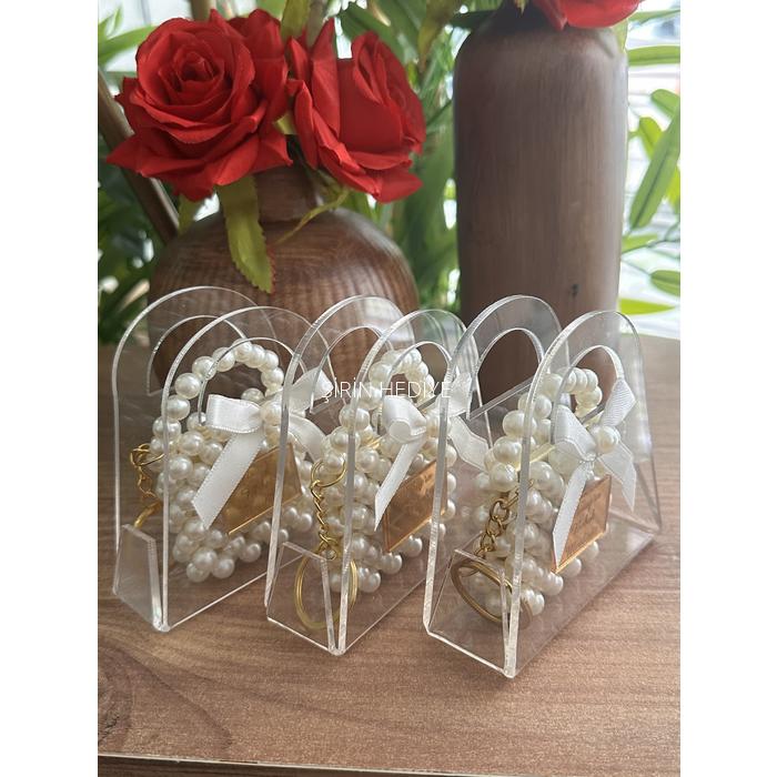 Pleksi Çanta İçinde İsme Özel Çikolatalı İnci Çanta Anahtarlık Hediyesi