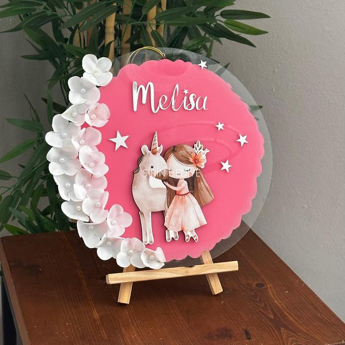 Şeffaf Boyalı Pleksi Pembe Kız Bebek Kapı Süsü İsimlik 30x30cm