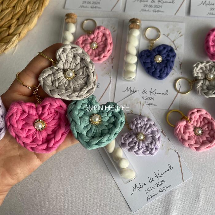 Tüp Şişede Badem Şekeri Ve El Yapımı Kalp Model Anahtarlık Düğün Hediyelikleri