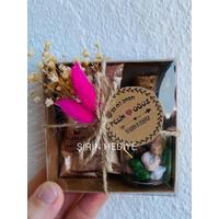 Kraft Kutuda Doğal Çiçek Nikah Nişan Söz Doğum Kahve Çakıltaşı Çikolata Hediyelikleri